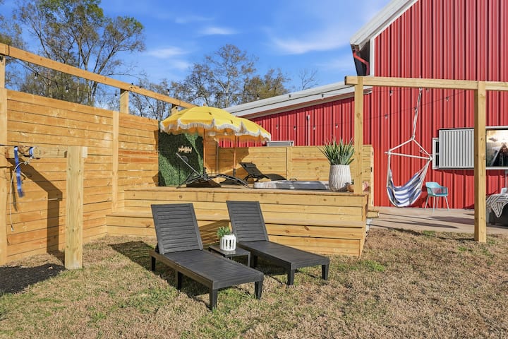 The Picklebarn | 2 Courts + Hot Tub + Volleyball - Barns for Rent