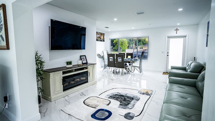 Chic Modern Oasis In North Miami - North Miami Beach, FL