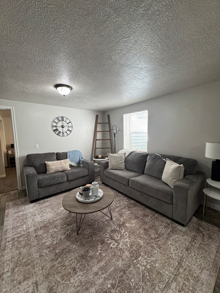 Walk To Downtown | Sleeps 6 | King Bed + Parking - Logan, UT