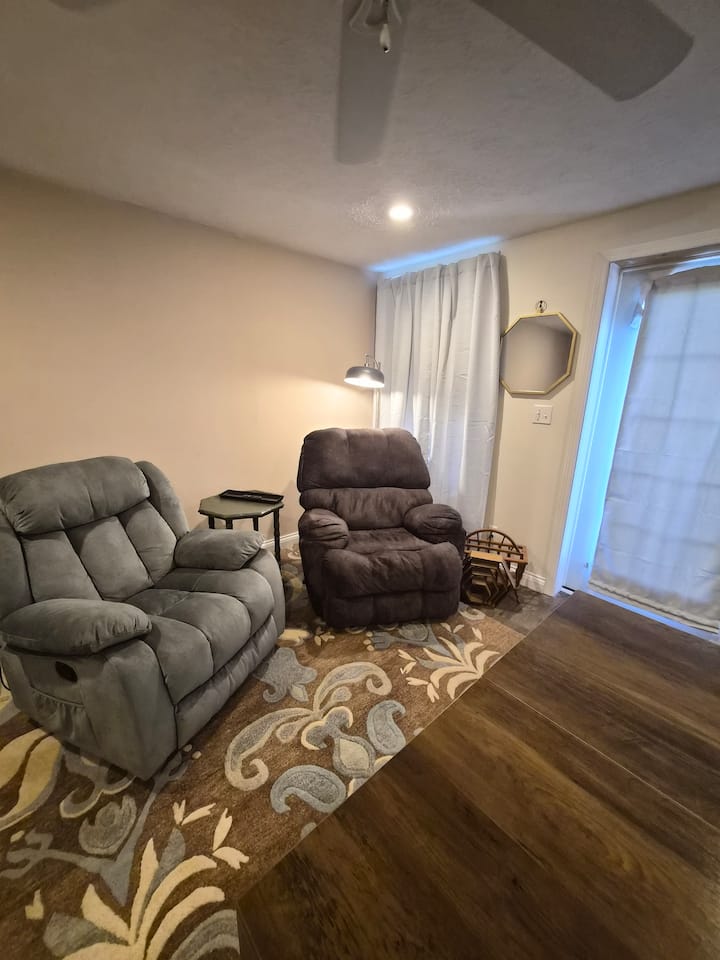 5th Street Hideaway - Cozy River Town Retreat - Aurora, IN