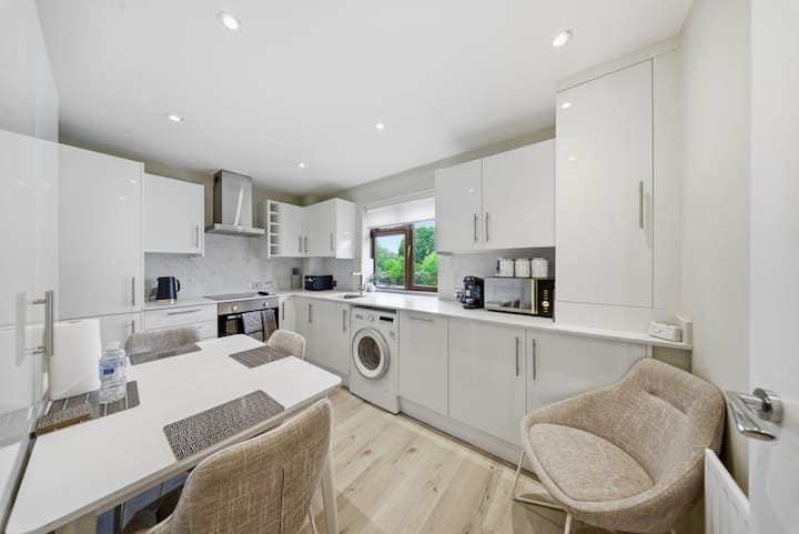 Stylish Flat| 2 Sleeping Areas | 2 Tvs |Free Parkn - Epsom