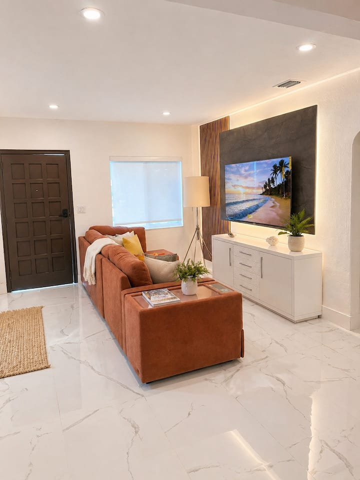 New Modern Home | Near Design District | Sleeps 8 - 