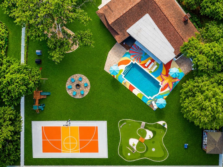 Tropical Getaway W Pool, Pickleball & Game Room - Clearwater Beach, FL