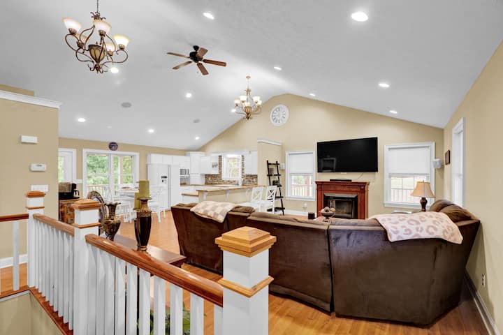 Lakefront Retreat Private Dock, Game Room, Bar - Cadiz, KY