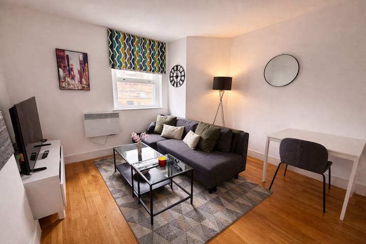Cosy Stylish High Street Flat - Steps From Station - Londýn