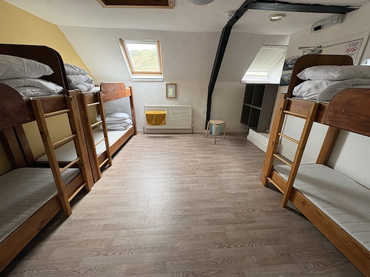 Стая с 6 етажни легла на първия етаж.  
На този етаж има две спални с двуетажни легла, тоалетна и обща кухня/трапезария. 