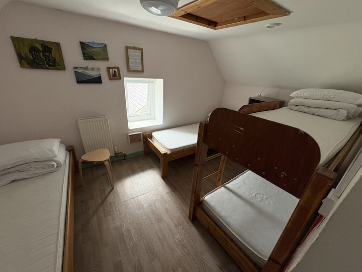 Още 4 легла! На този най-горен етаж има две стаи с двуетажни легла, тоалетна и обща кухня/трапезария. 