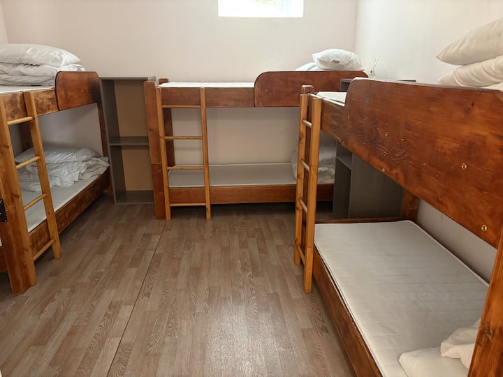 Стая с 6 етажни легла на приземния етаж. Осигурено е чисто спално бельо, но носете свои хавлии!