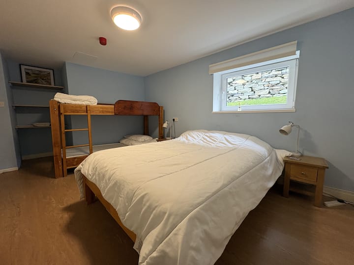 Самостоятелният апартамент е свързан с останалата част на къщата, но има отделен вход, собствена баня и кухненски бокс 