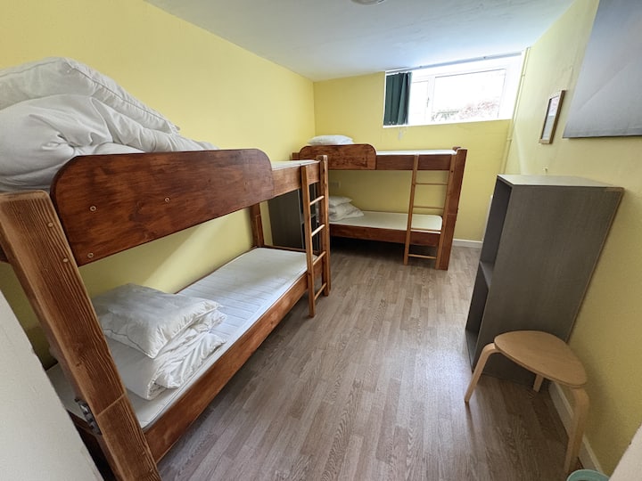 4 удобни двуетажни легла с чисто спално бельо (леглата ще бъдат оправени при пристигането ви!)
Има 2 стаи с двуетажни легла на приземния етаж и още 2 на първия етаж.  