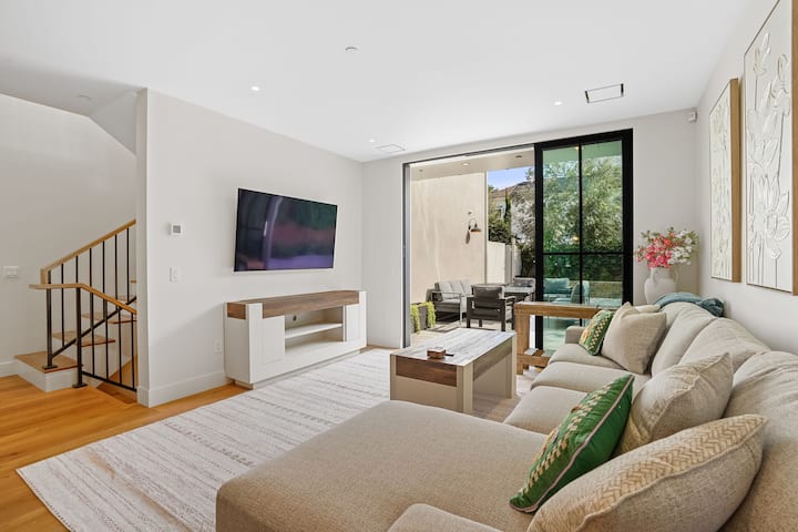 Luxury New Build W/ Theater, Pool Table And Patio - Culver City, CA