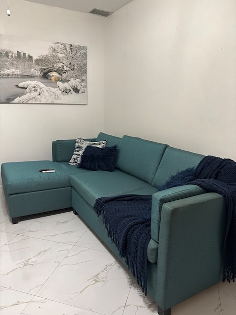 Top Airbnb: Cozy Retreat Near MIA * Fast Airport Access in Hialeah