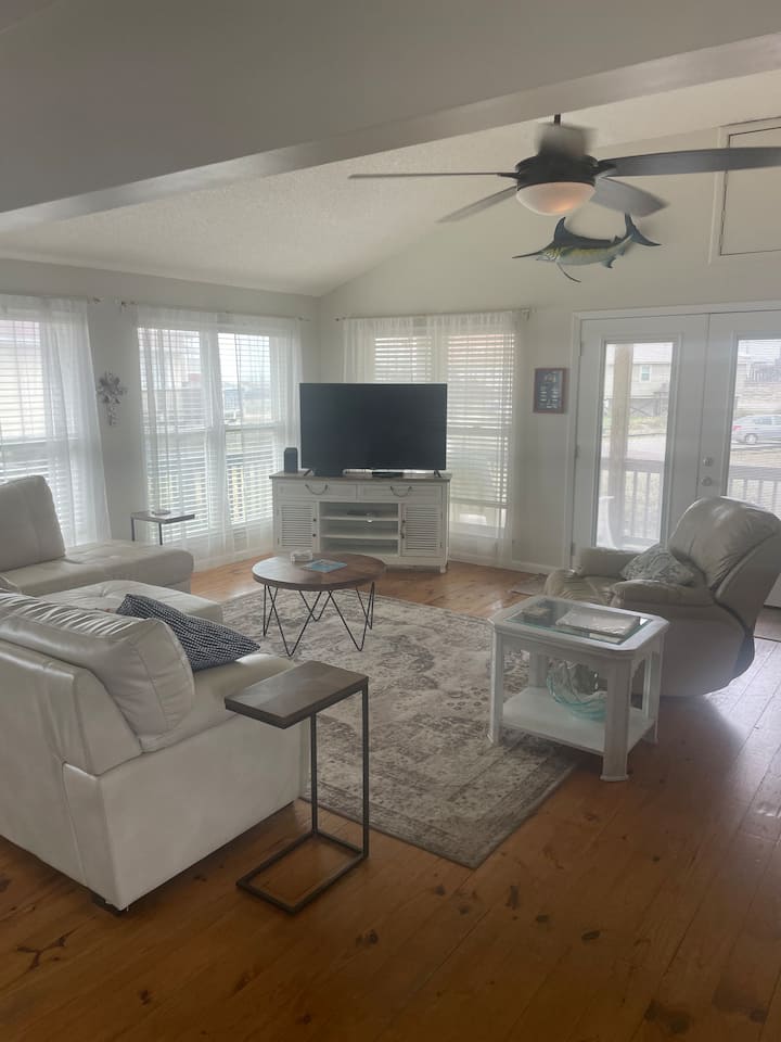 Morning Glory Beach Cottage/steps Away From Beach - Dauphin Island, AL