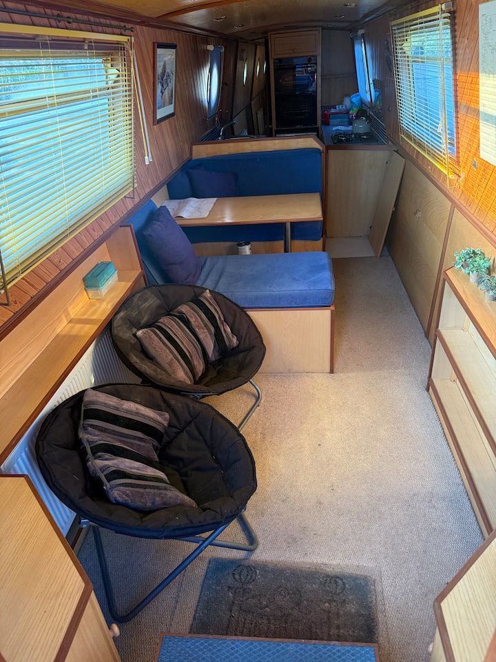 Voici le salon confortable et la salle à manger avec des sièges qui se transforment en un petit lit double.