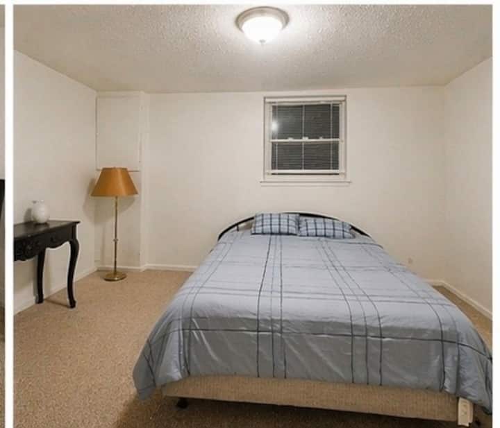 Peaceful Stay Just Minutes From Downtown Kazoo - Kalamazoo, MI