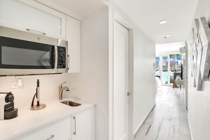 Modern Lagoonfront Balcony Views + Walk To Beach - San Juan, Puerto Rico