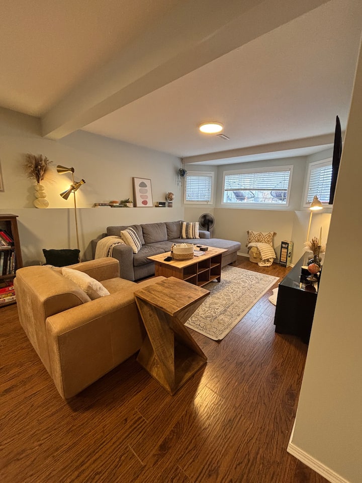 Cozy Lower Level Suite W/ Sauna + Kitchen - Lacombe