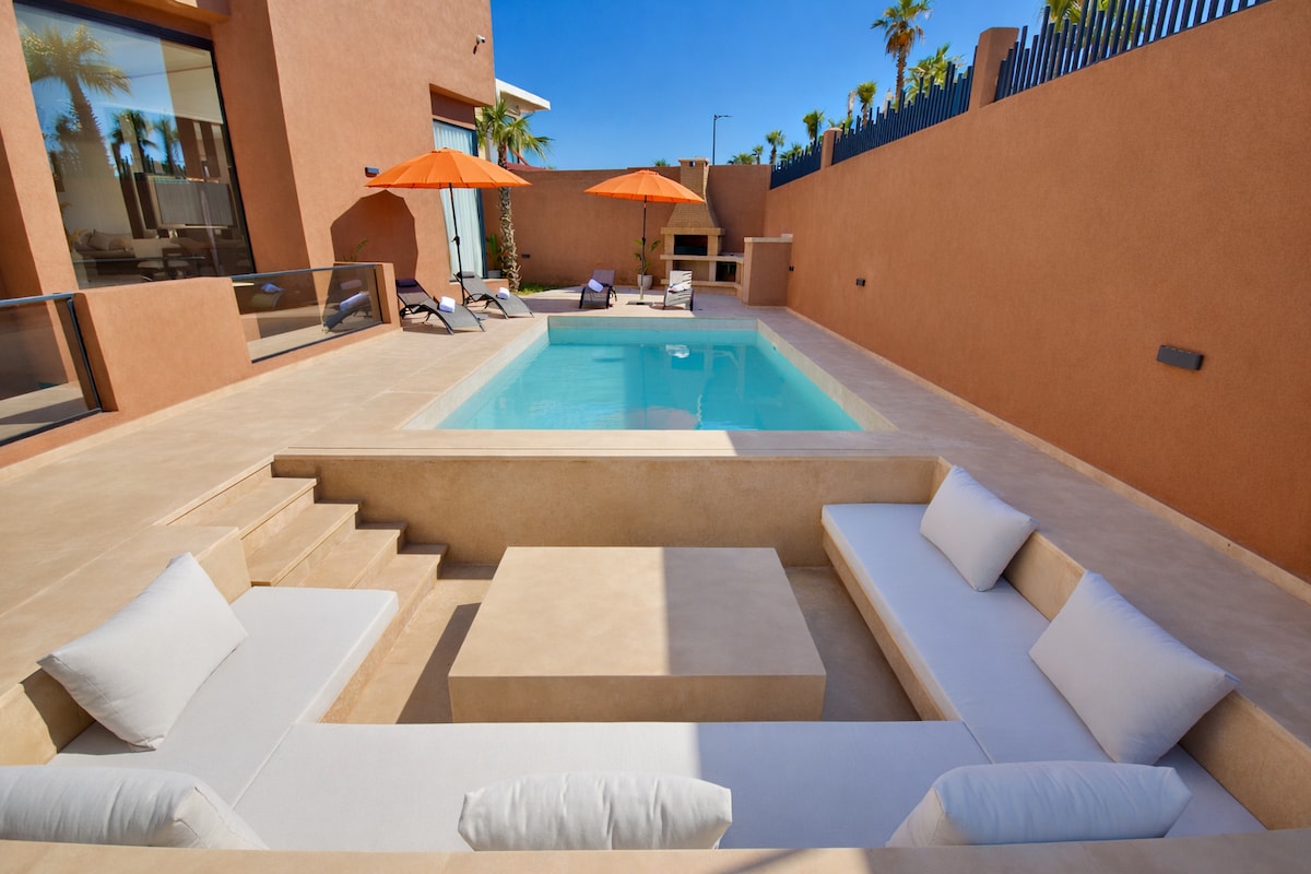 Intérieur contemporain et élégant d'une des suites de la villa