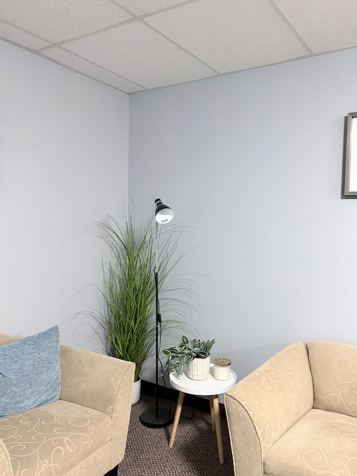 Bright 2br Suite Near Hospital, Downtown & Stadium - Regina