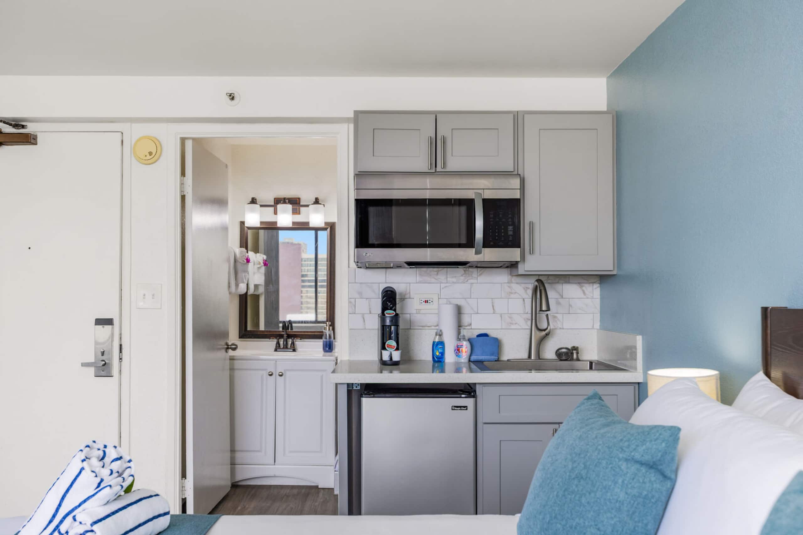 Condo in Honolulu · ★4.0 · Studio · 1 bed · 1 private bath - Image 9