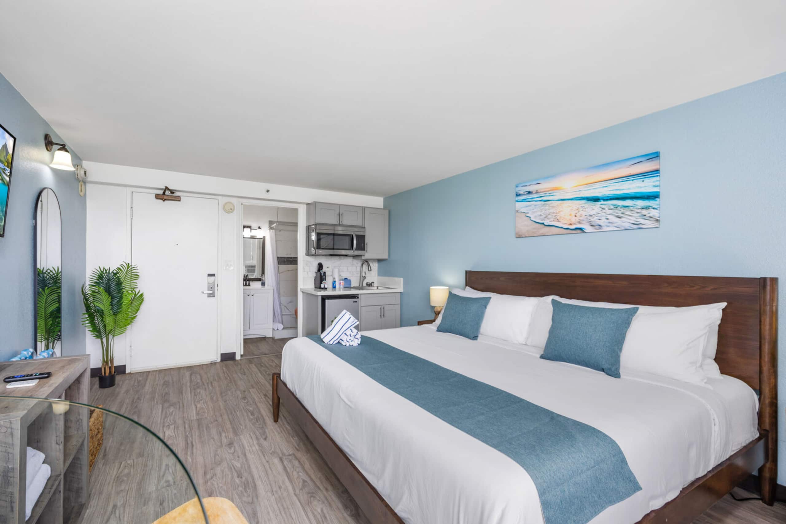 Condo in Honolulu · ★4.0 · Studio · 1 bed · 1 private bath - Image 2