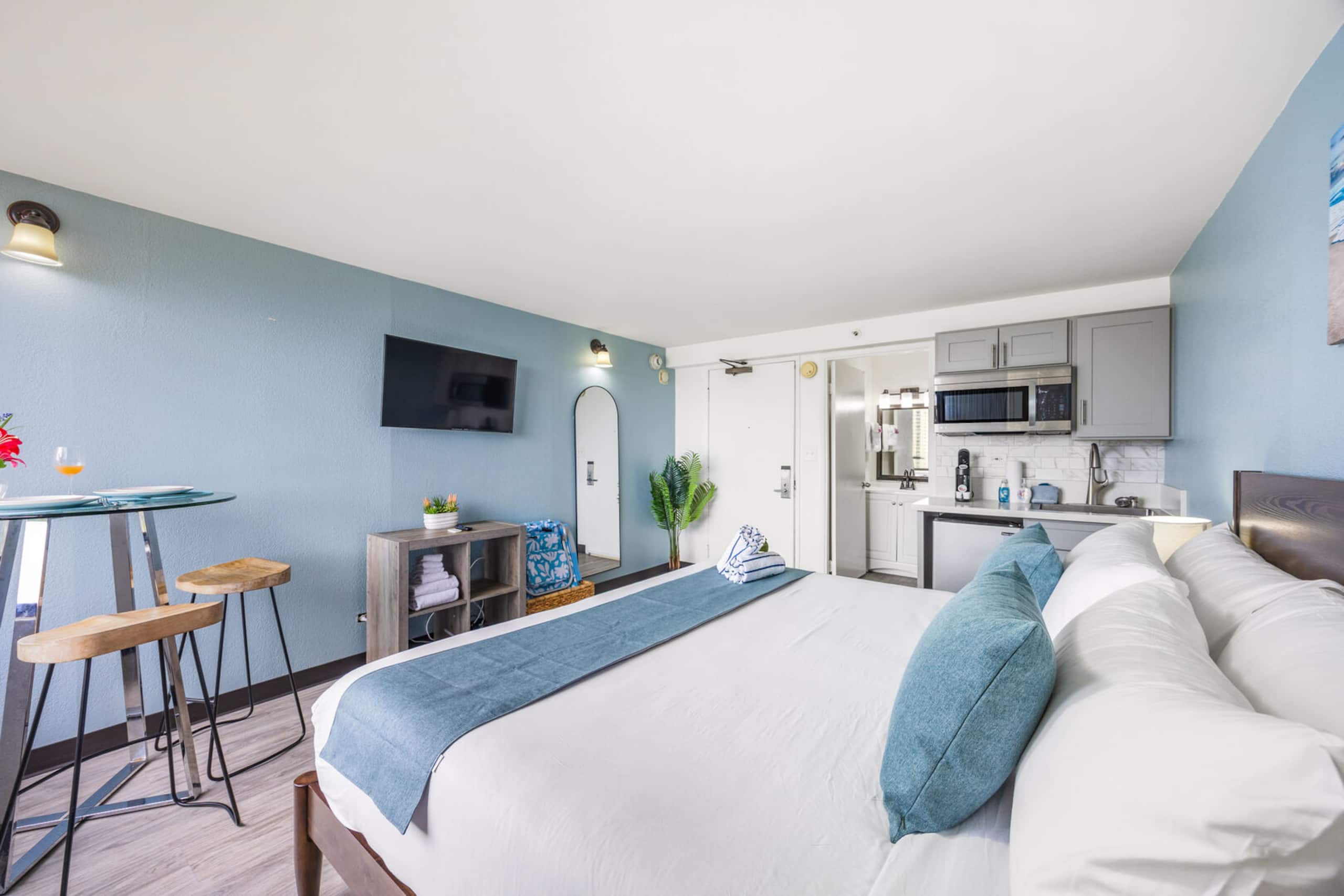 Condo in Honolulu · ★4.0 · Studio · 1 bed · 1 private bath - Image 6