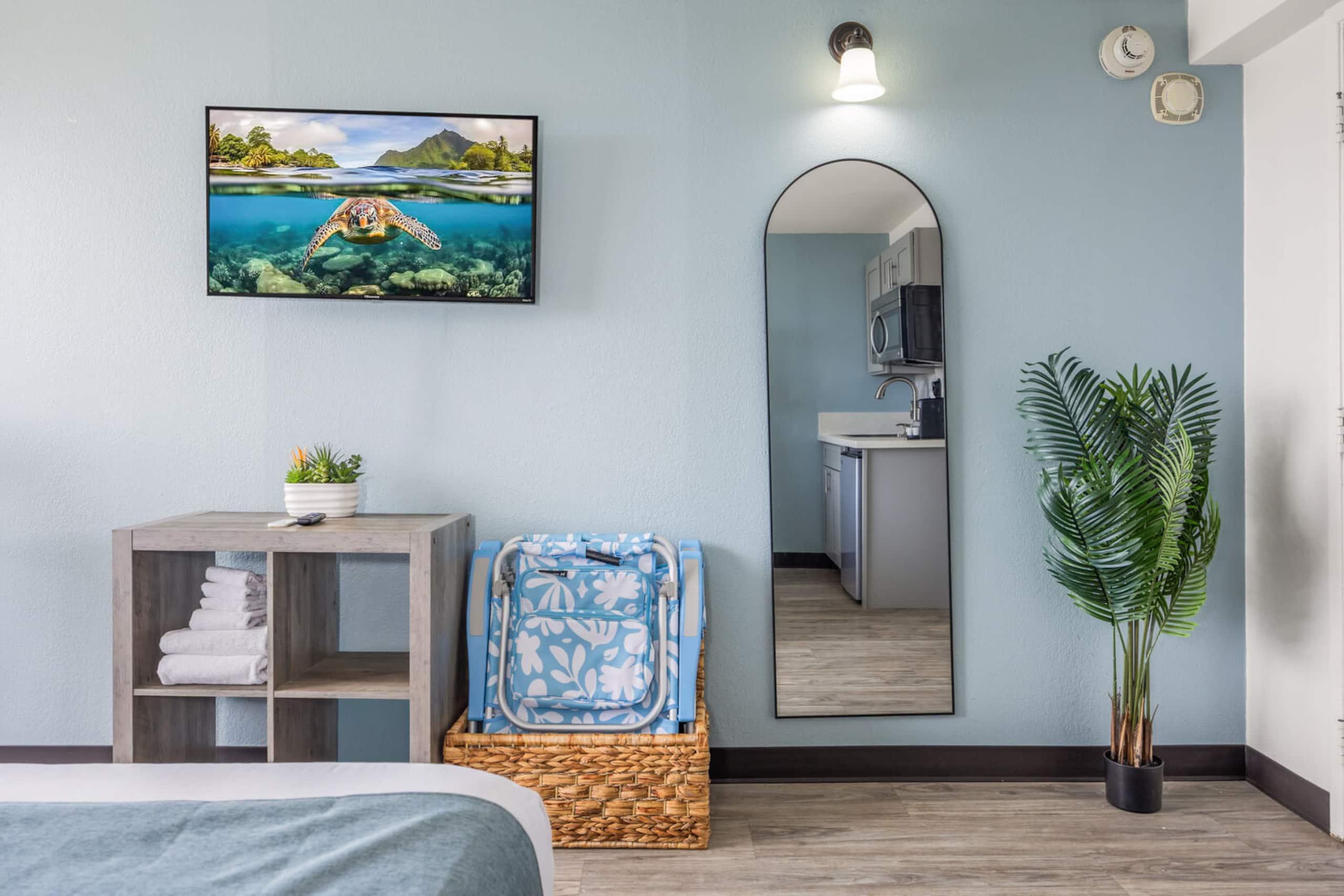 Condo in Honolulu · ★4.0 · Studio · 1 bed · 1 private bath - Image 4