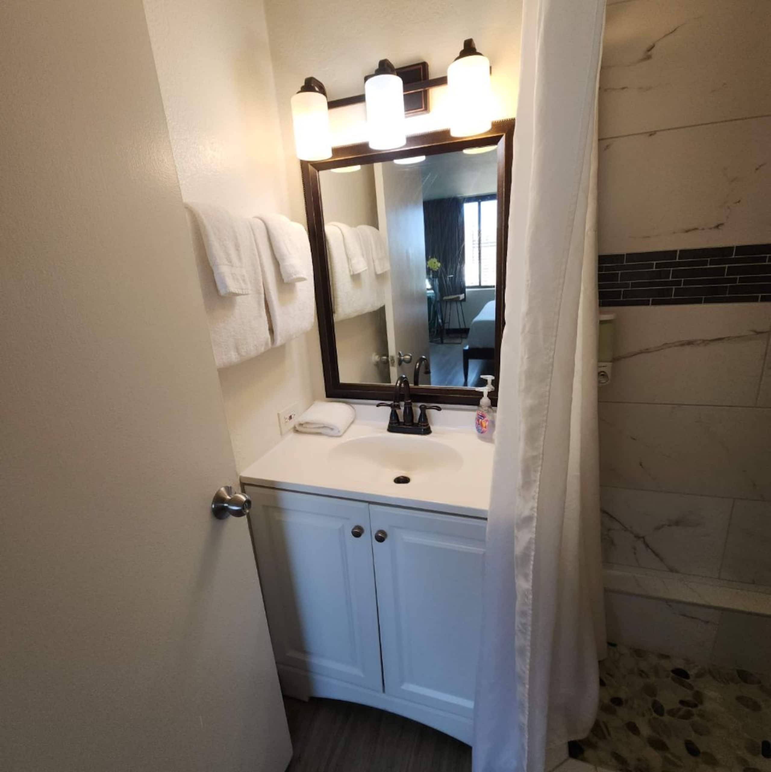 Condo in Honolulu · ★4.0 · Studio · 1 bed · 1 private bath - Image 15