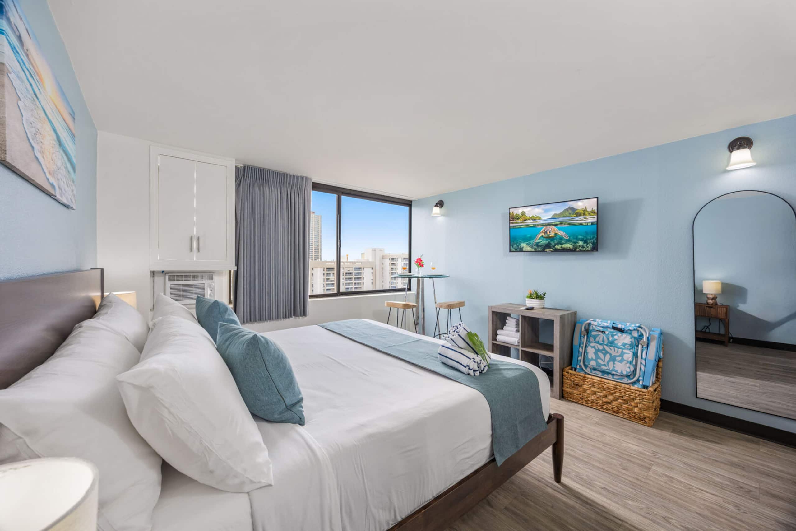 Condo in Honolulu · ★4.0 · Studio · 1 bed · 1 private bath - Image 3