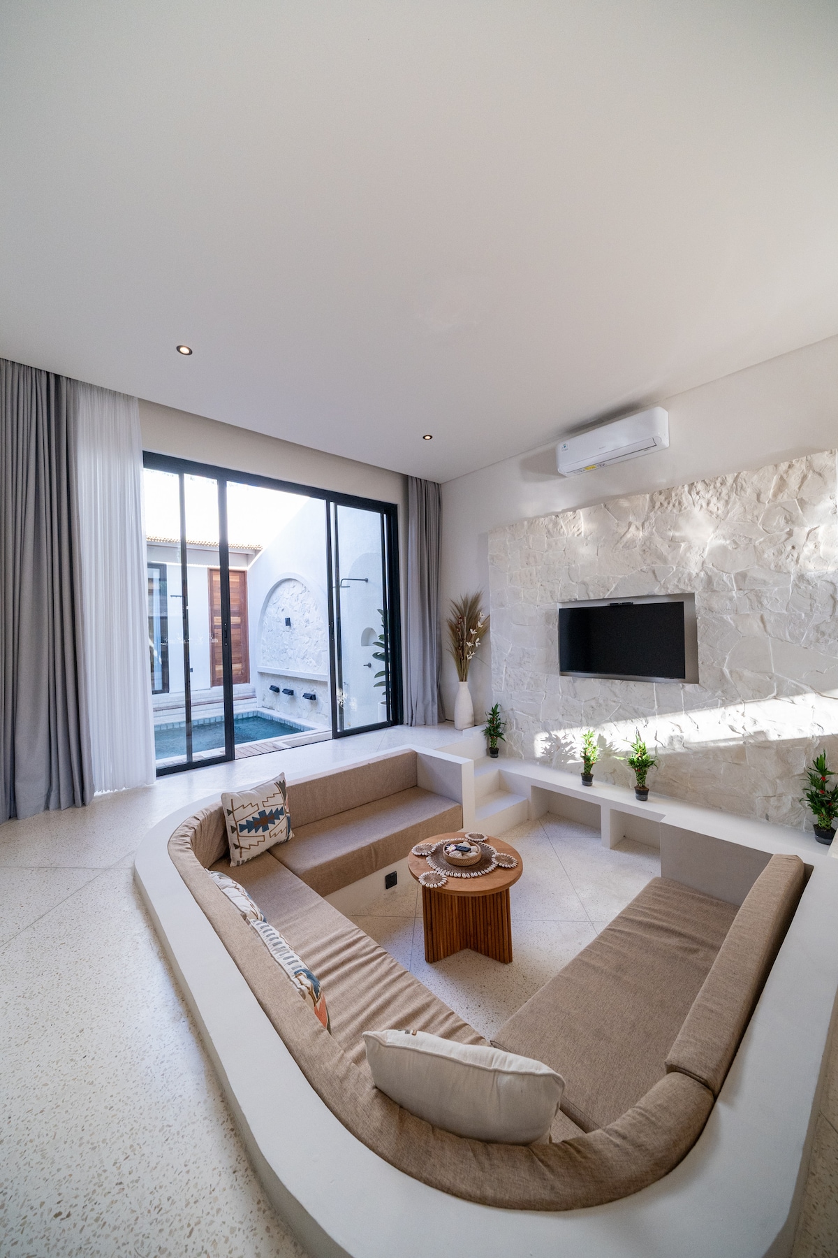 Villa in South Kuta · ★4.95 · 4 bedrooms · 4 beds · 4 baths, Airbnb karşılaştırması