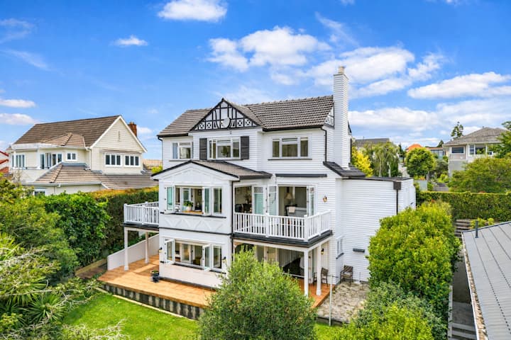 Spacious Elegant Cottage | Fireplace | Near Beach - Auckland