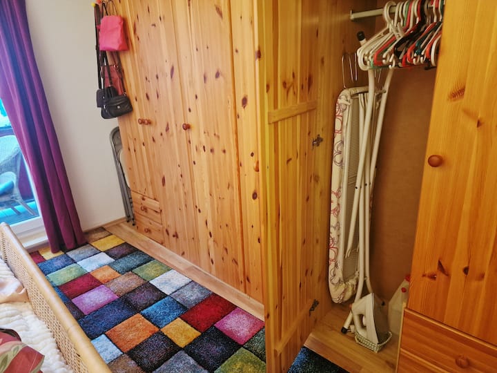 Ne përdorim një pjesë të dollapit për shtrojat e krevatit etj. Megjithatë, do të kesh ende shumë hapësirë të disponueshme.