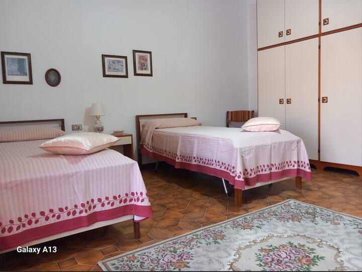 Amplia recámara con dos camas individuales, ideal para disfrutar de la máxima comodidad. Amplia y luminosa, cuenta con un clóset grande y acceso exclusivo a una espaciosa terraza privada. Un remanso de paz, perfecto para relajarse al aire libre con total privacidad.