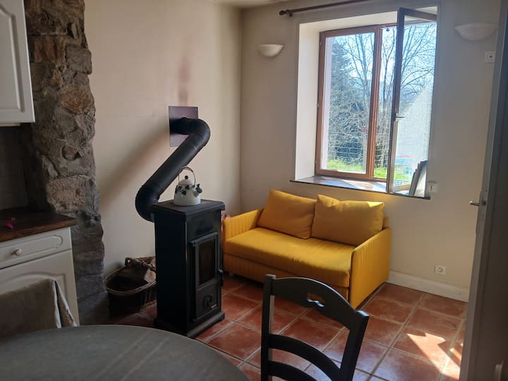 Maison De La Source, Du Lac Servieres à Orcival - Lac Chambon