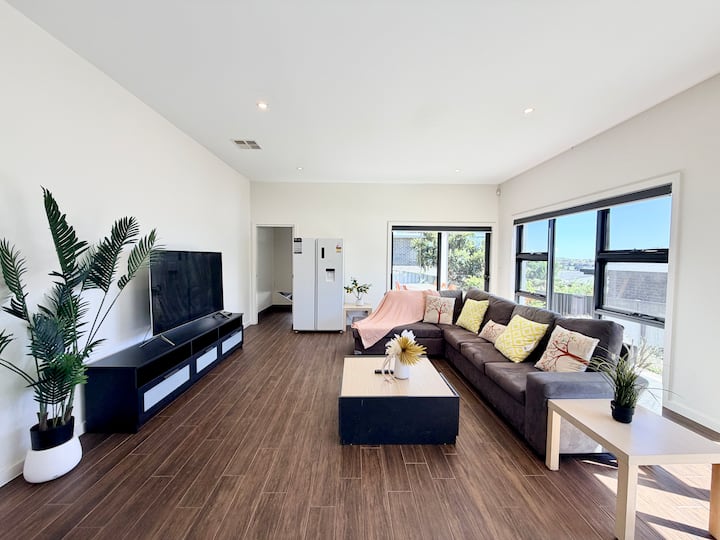F07-emerold7: Room In Luxury Home - Canberra