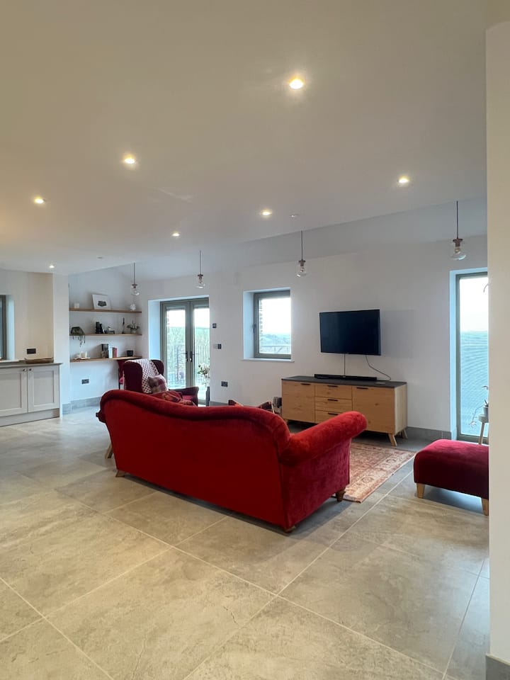 Rural Barn Escape With Stunning Views - Llanelli
