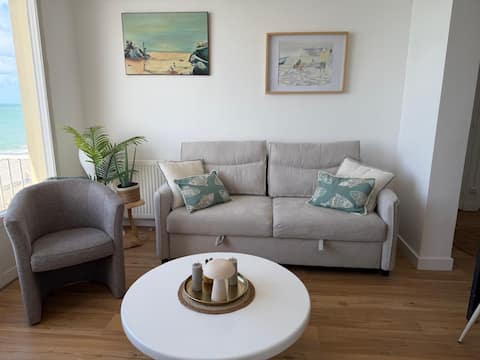 Successful Airbnb property: Oceanfront apartment with breathtaking panoramic views in Fécamp