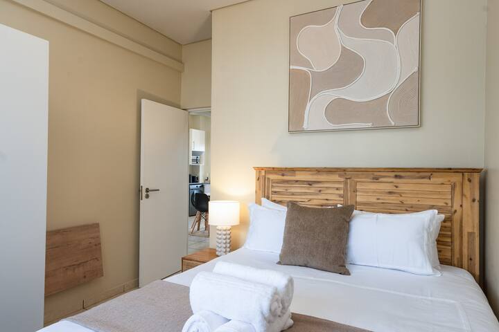 Chambre principale élégante avec grand lit