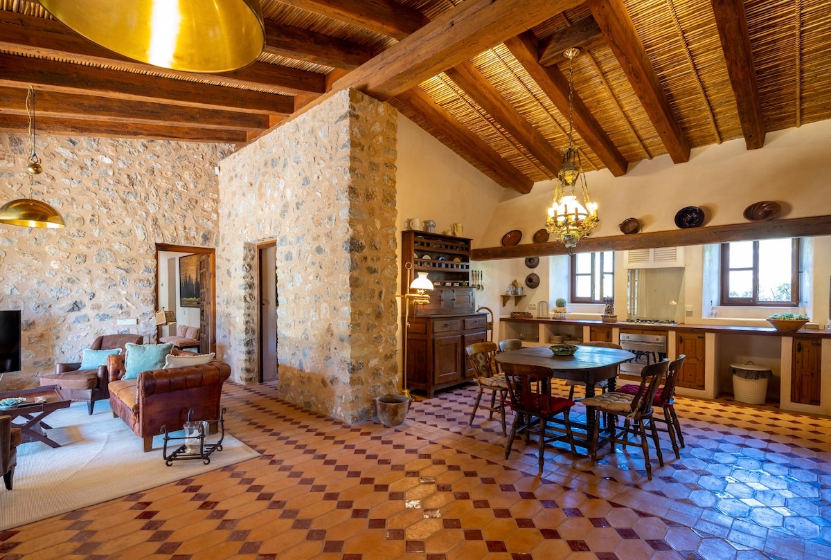 Living room, dining table and kitchen of The Lodge