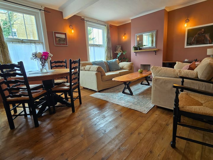 Charming, Spacious Apartment Near To The Beach. - Deal