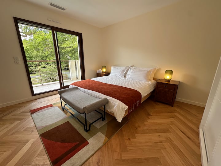 Dhoma New York | Kati i parë i shtëpisë | Pamje nga pishina | Tarracë | Banjë private me dush dhe tualet | Krevat 180 x 200 ose 2 krevate 90 x 200 (sipas kërkesës).