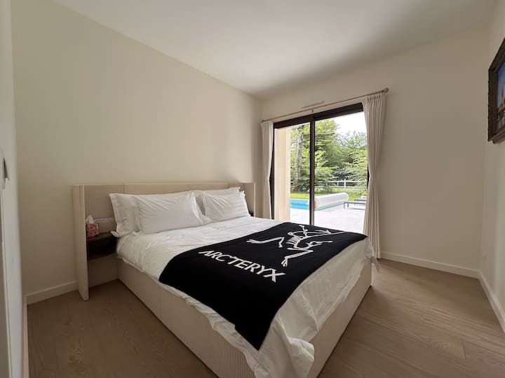 Dhomë London | Studio gjysmë e pavarur në katin përdhes e përbërë nga një dhomë gjumi, një hapësirë ndenjeje-ngrënieje dhe kuzhinë, një banjë me vaskë dhe WC | Tarracë me pishinë | Krevat 160 x 200. 