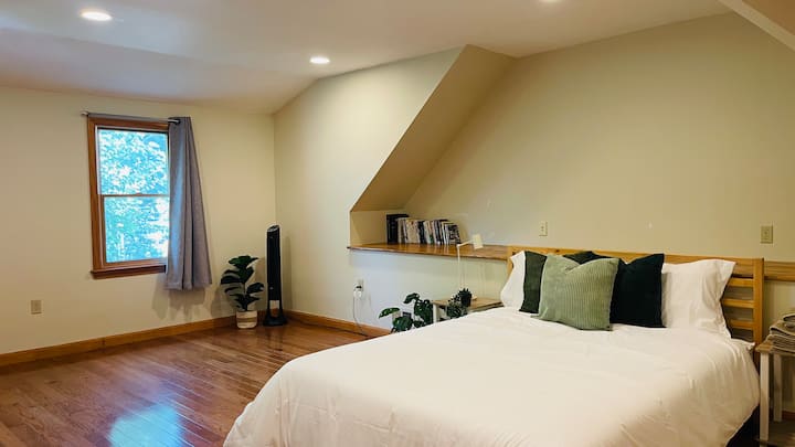 Entire Top Floor Room. Walk To Red Line Quincy - Quincy, MA