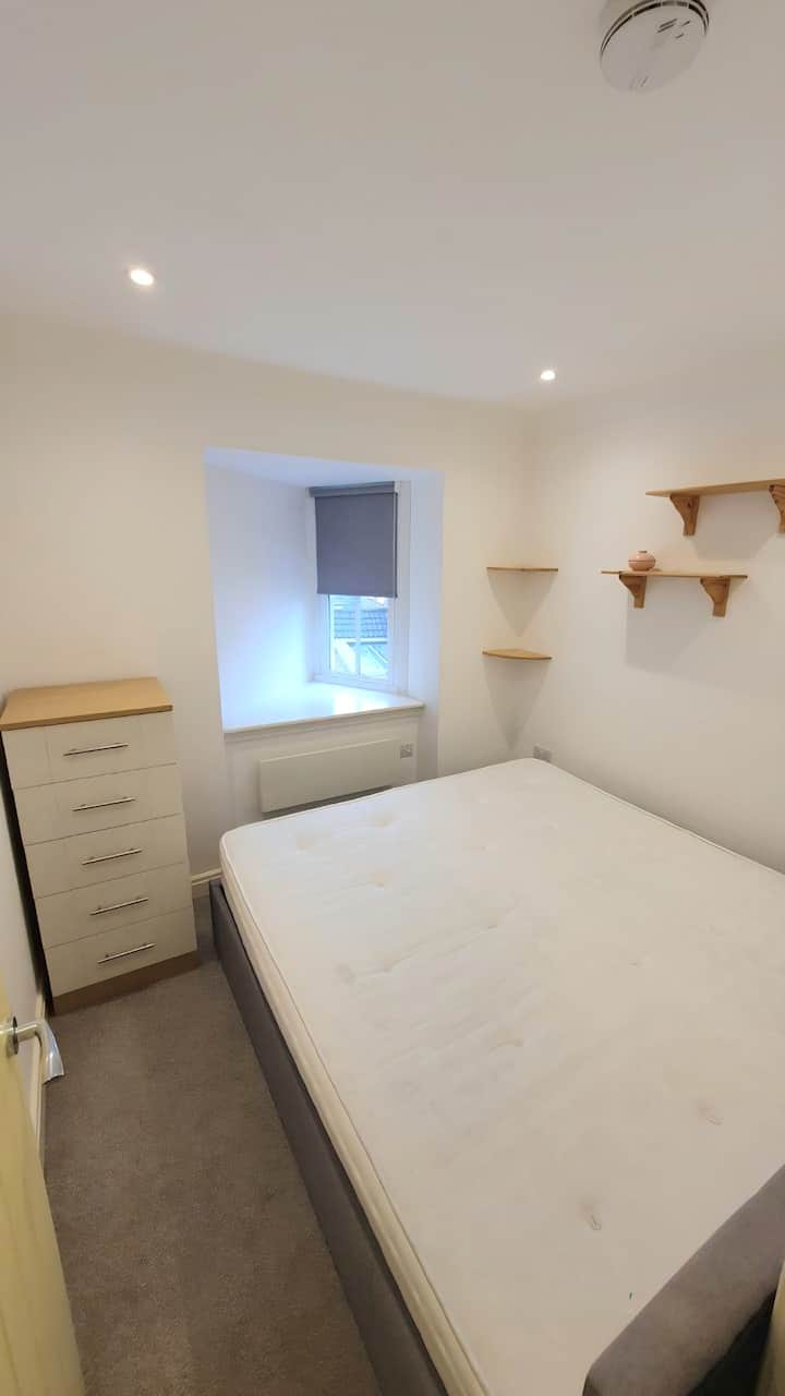 Small 1 Bedroom Flat, Clean And Safe - 沃金