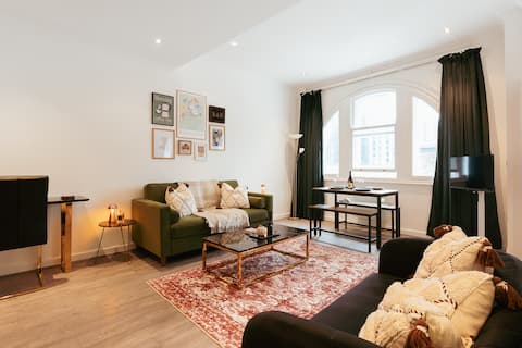 Top performing Airbnb: Cosy & Central | 5 Min Walk to Stadium & Castle in Castle