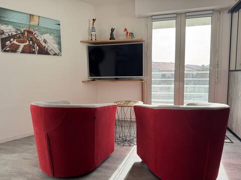Popular Airbnb listing: 30 m from the ocean! T2 Comfort – Facing the sea in Jard Sur Mer