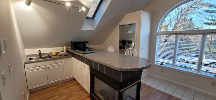Cozy Studio Close To Town And Highways - Bedford, NH