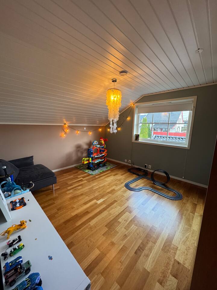 Habitación en el segundo piso que el propietario utiliza como sala de juegos. Aquí se pueden colocar colchones adicionales si es necesario.