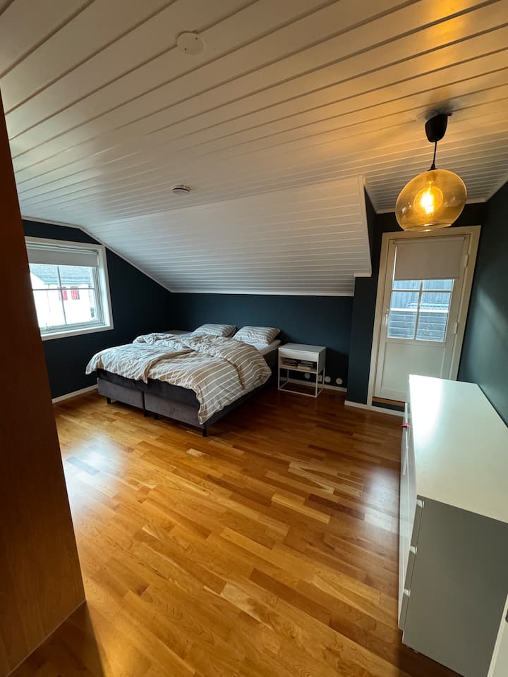 Amplio dormitorio en el segundo piso con una cama doble (180 cm) y acceso directo a la terraza orientada al sur.