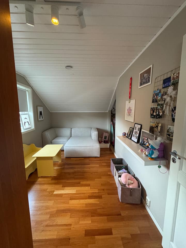 Dormitorio en el segundo piso. La cama de 120 cm se puede trasladar desde el dormitorio 3 hasta aquí si es necesario.